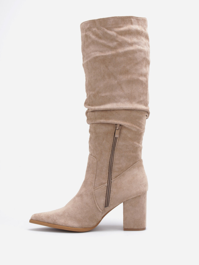 Bottes pointues avec effet plissé en suédine taupe