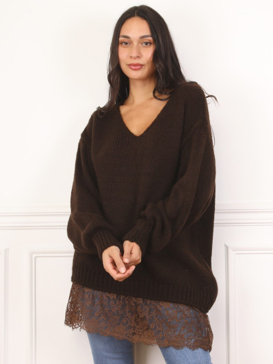 Pull long marron avec détails dentelle