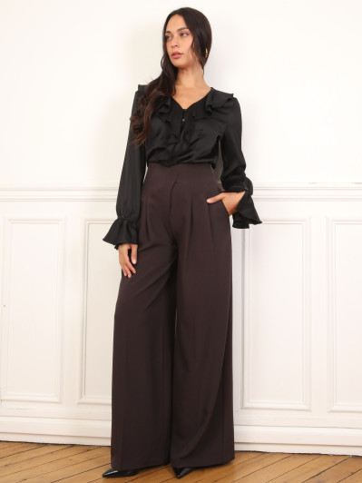Blouse satinée noire à volants
