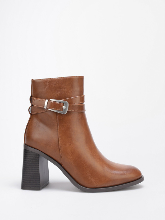 Bottines à talon et boucle ceinture