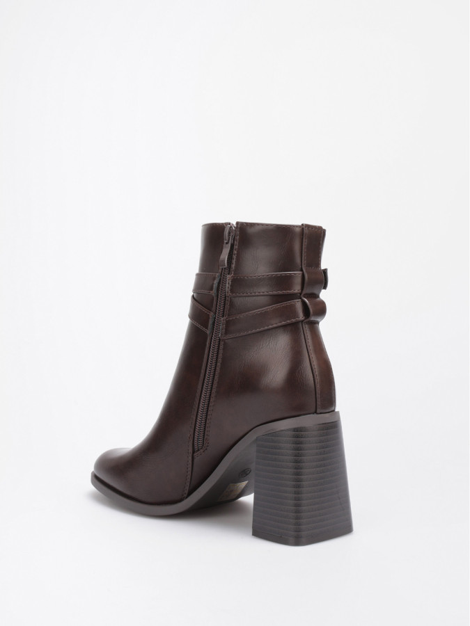 Bottines à talon et boucle ceinture