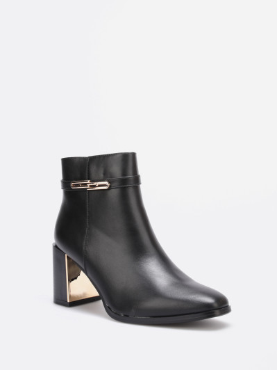 Bottines noires à talon et bride dorés