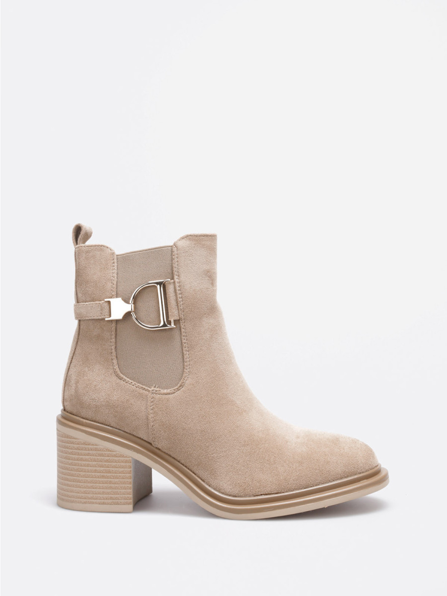 Bottines Chelsea taupe en suédine avec boucle métallique