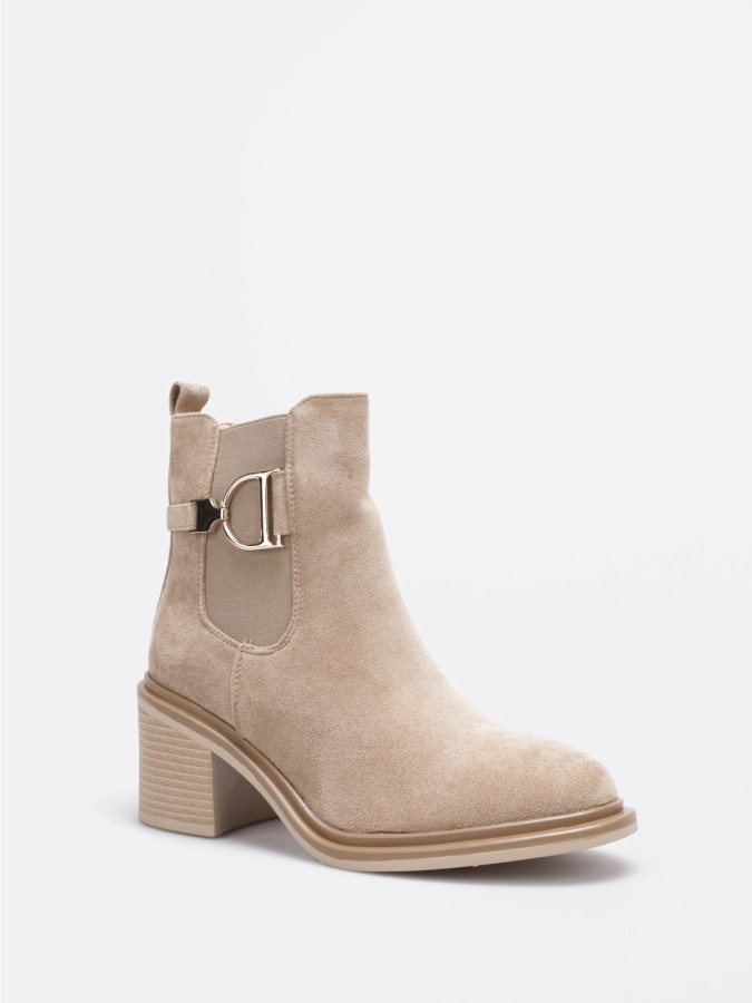 Bottines Chelsea taupe en suédine avec boucle métallique