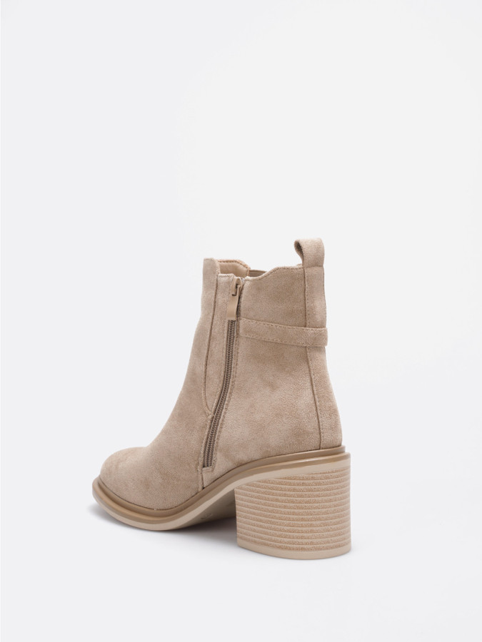 Bottines Chelsea taupe en suédine avec boucle métallique