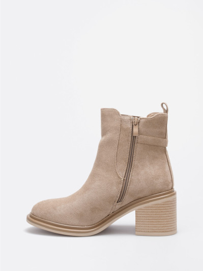 Bottines Chelsea taupe en suédine avec boucle métallique