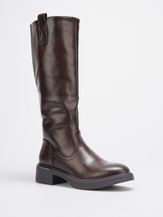 Bottes cavalières marron avec détail métallique