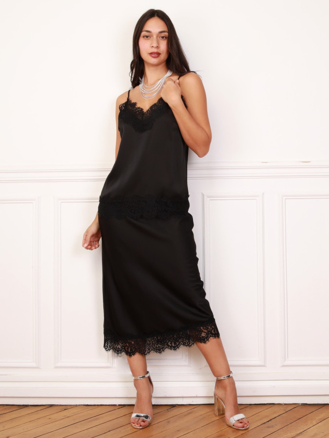 Top noire en satin avec dentelle