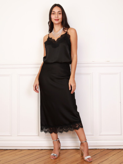 Top noire en satin avec dentelle