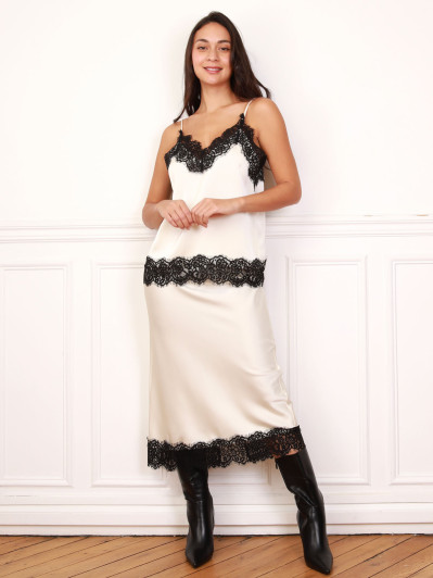 Jupe blanc cassé en satin avec dentelle