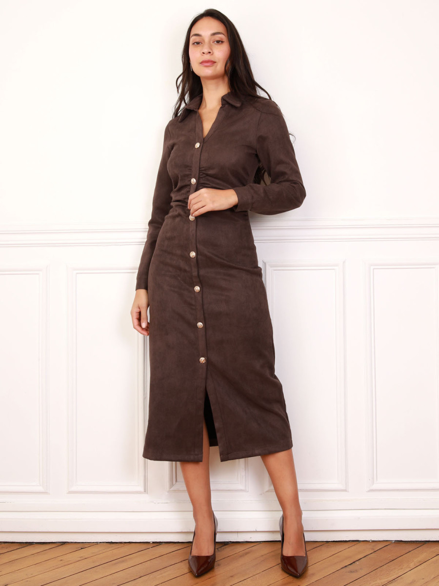 Robe marron en suédine à boutons décoratifs