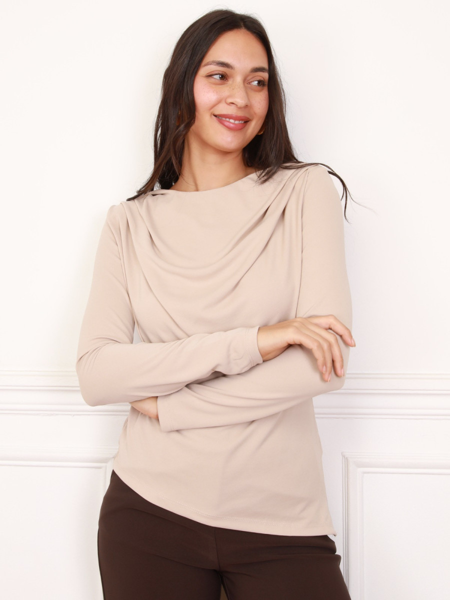 Top asymétrique et drapé beige