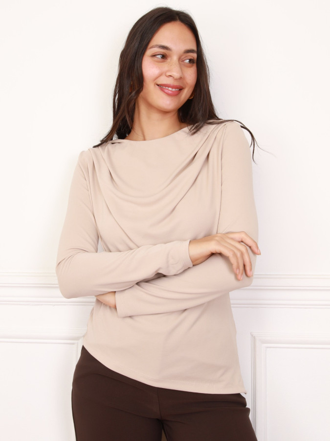 Top asymétrique et drapé beige