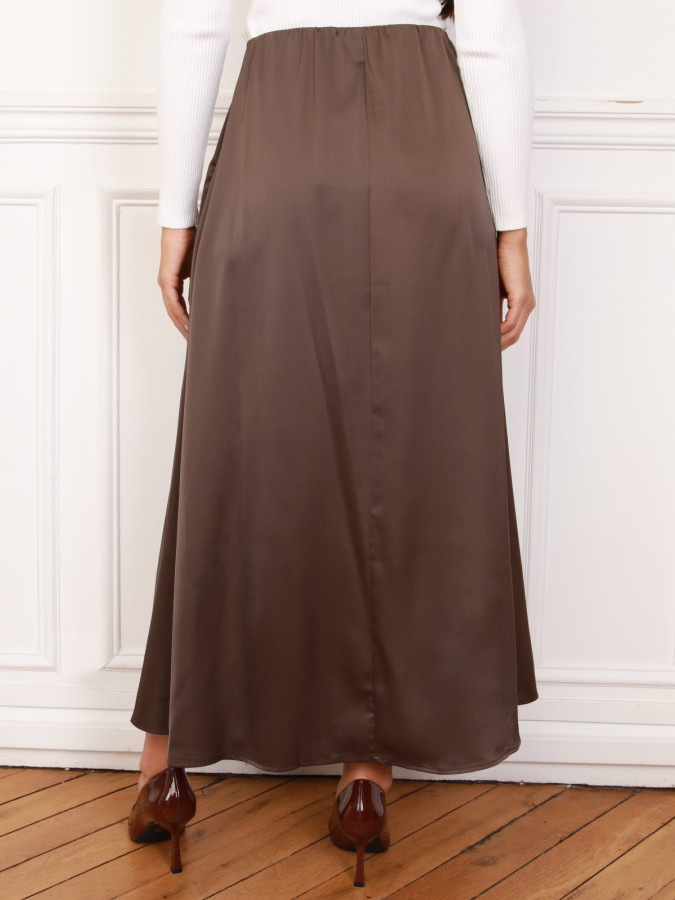 Jupe longue évasée en satin marron