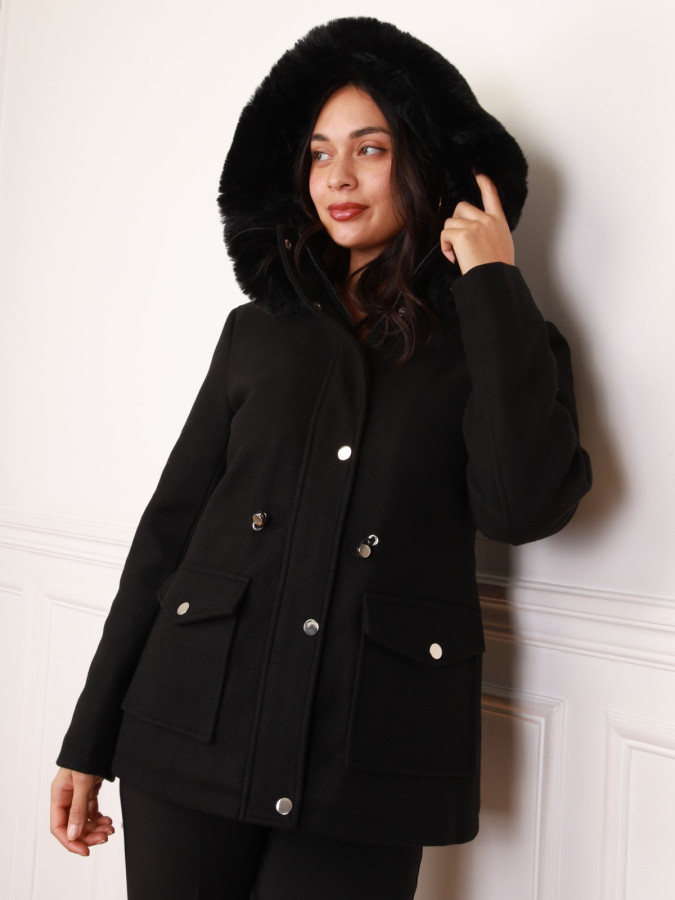 Manteau noir à capuche en fausse fourrure