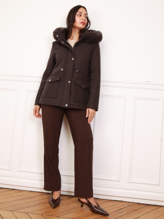 Manteau marron à capuche en fausse fourrure