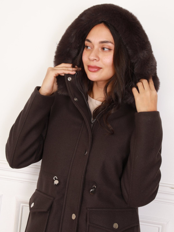 Manteau marron à capuche en fausse fourrure