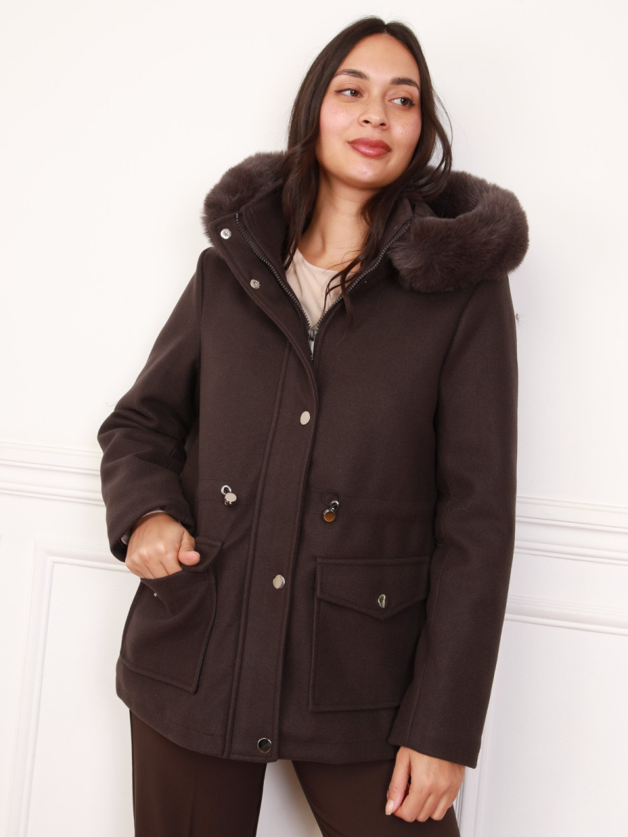 Manteau marron à capuche en fausse fourrure