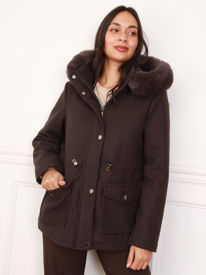 Manteau marron à capuche en fausse fourrure