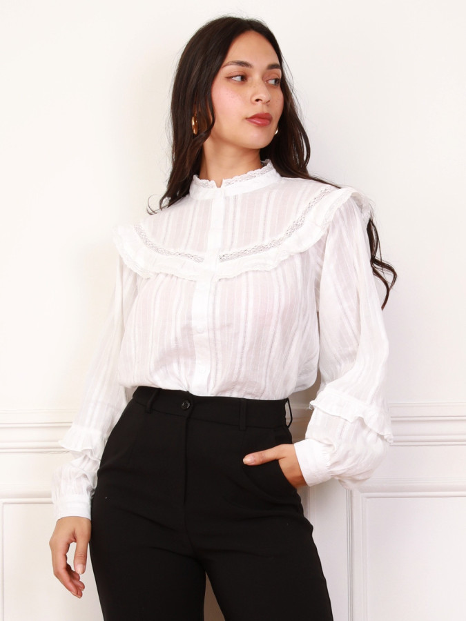 Chemisier blanc à manches bouffantes et volants