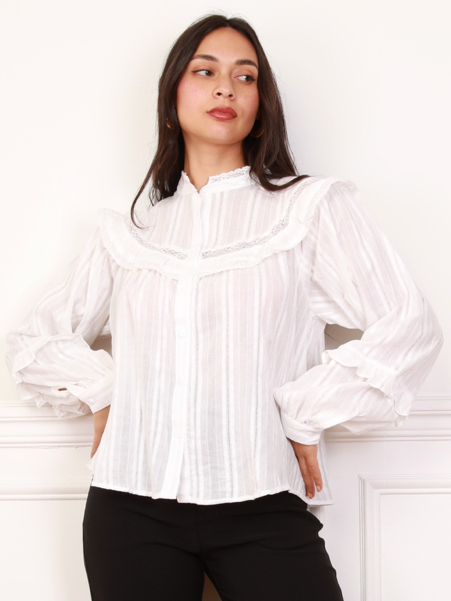 Chemisier blanc à manches bouffantes et volants