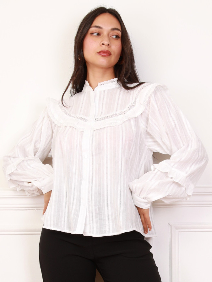Chemisier blanc à manches bouffantes et volants