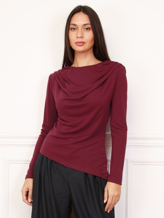 Top asymétrique et drapé bordeaux