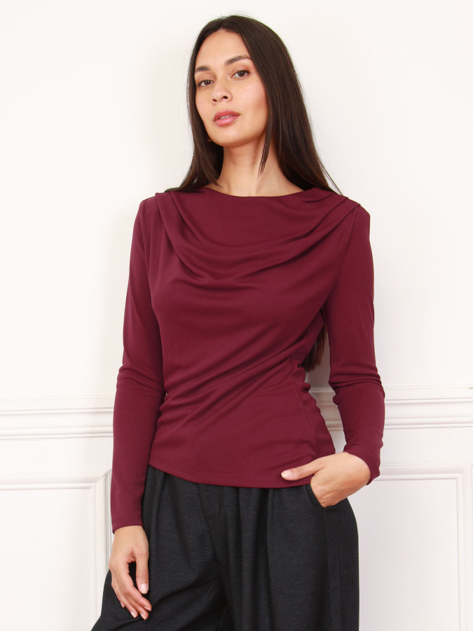 Top asymétrique et drapé bordeaux