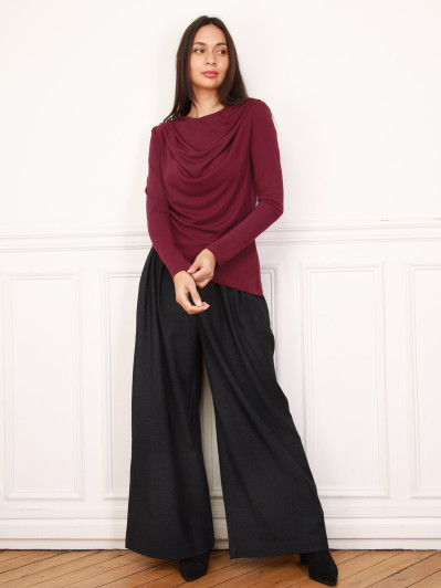 Top asymétrique et drapé bordeaux