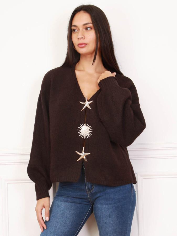 Cardigan marron foncé avec bijoux dorés