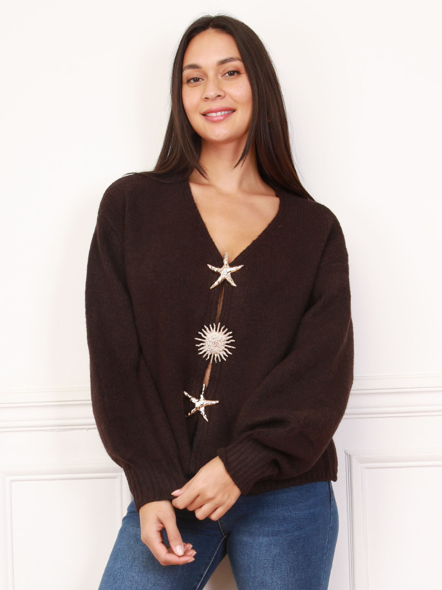 Cardigan marron foncé avec bijoux dorés