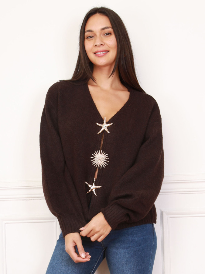 Cardigan marron foncé avec bijoux dorés