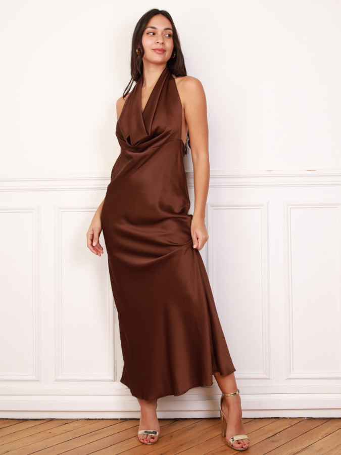 Robe longue satinée à col bénitier doré rose