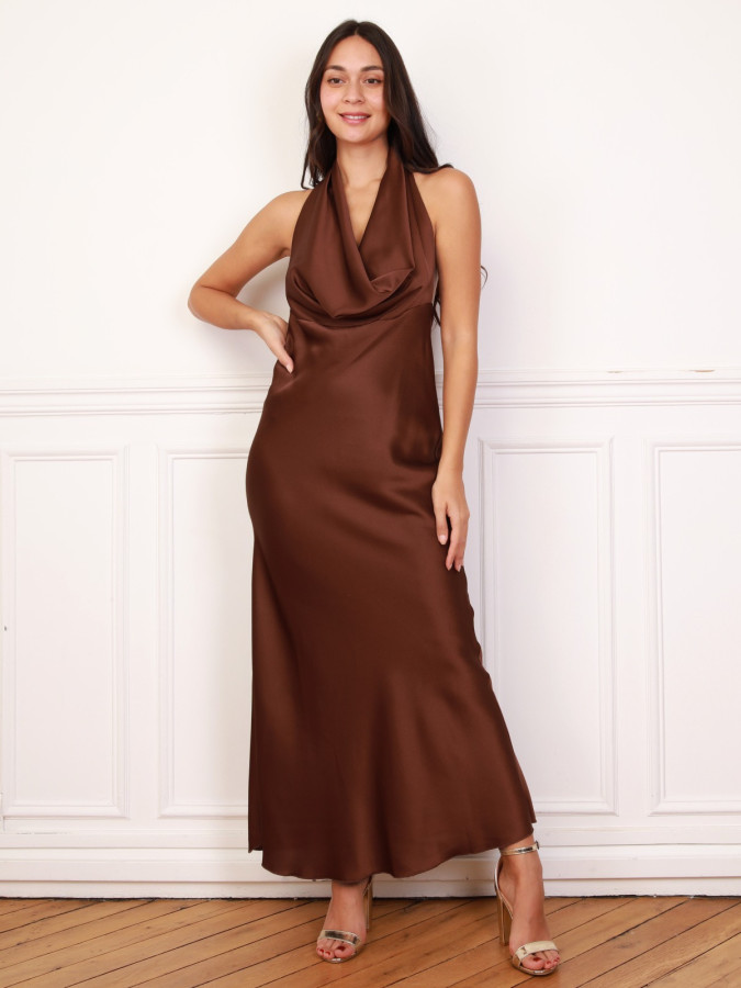 Robe longue satinée à col bénitier doré rose