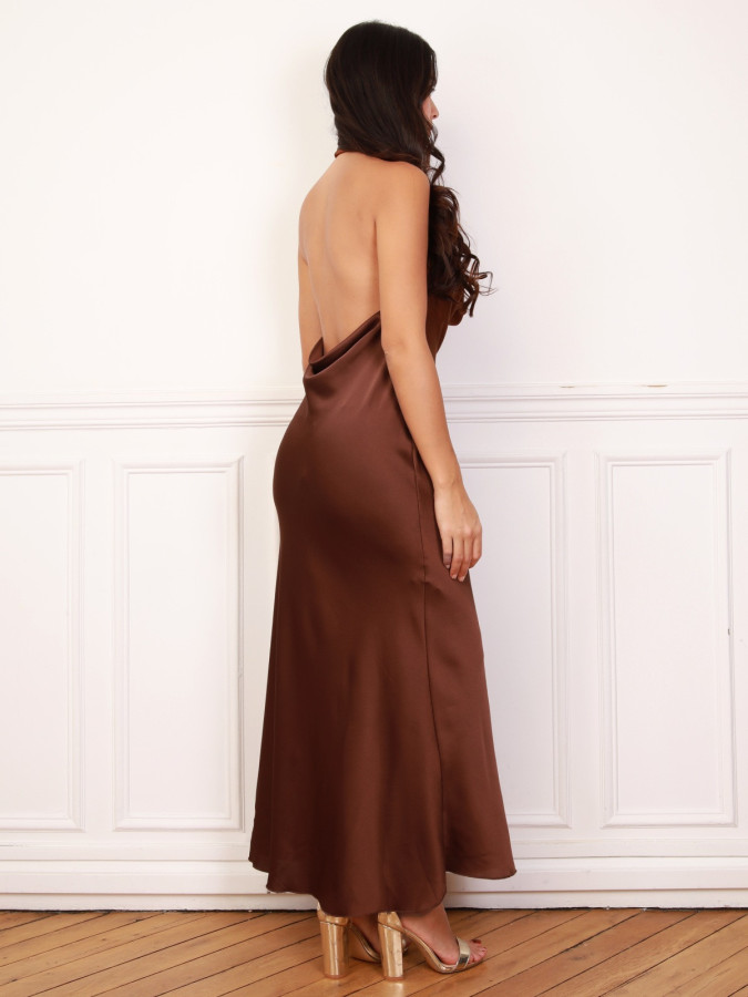Robe longue satinée à col bénitier doré rose