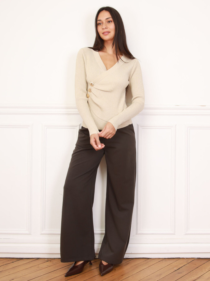 Top à paillettes beige avec bijoux coquillage