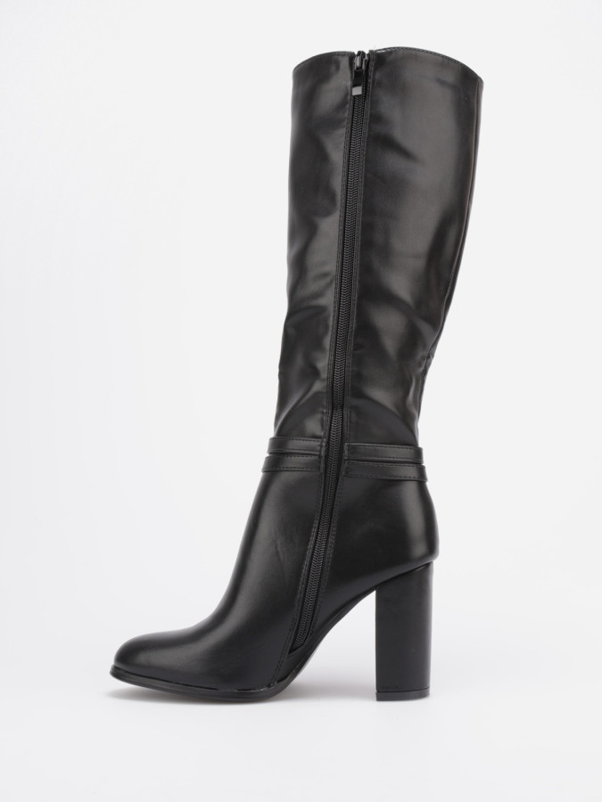 Bottes en simili noires à bride décorative