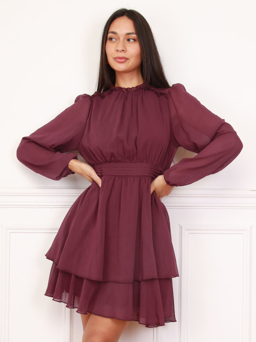Robe froncée bordeaux à volants et manches bouffantes