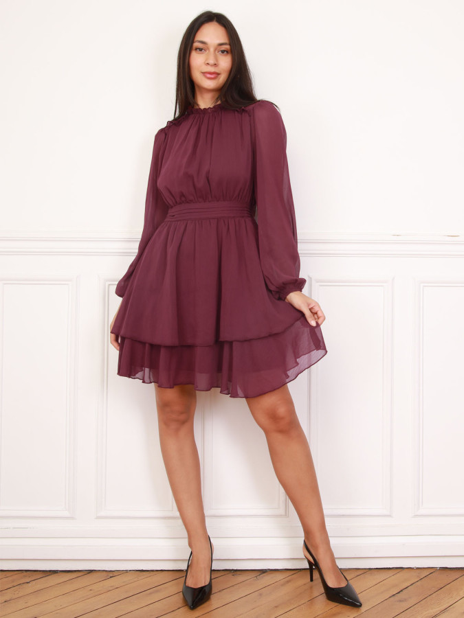 Robe froncée bordeaux à volants et manches bouffantes