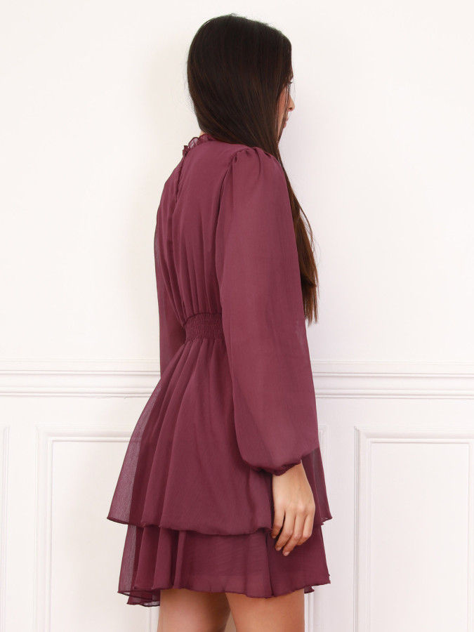 Robe froncée bordeaux à volants et manches bouffantes