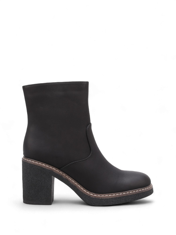 Bottines nubuck noires à coutures contrastantes