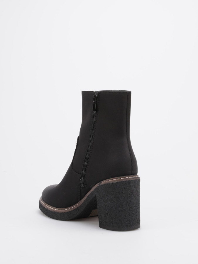 Bottines nubuck noires à coutures contrastantes