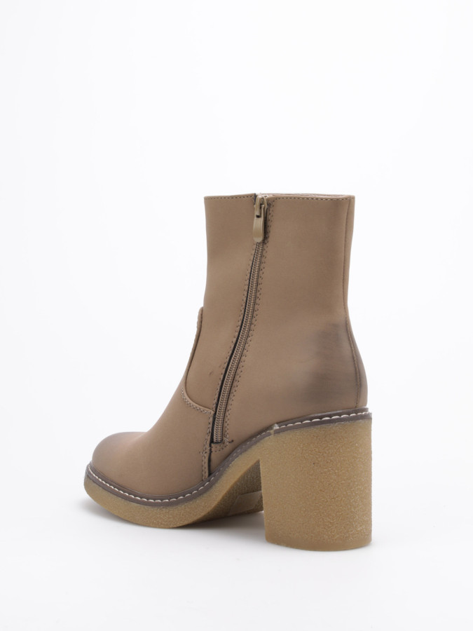 Bottines nubuck taupe à coutures contrastantes