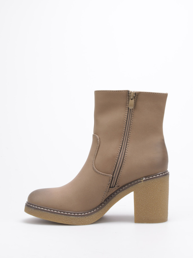 Bottines nubuck taupe à coutures contrastantes