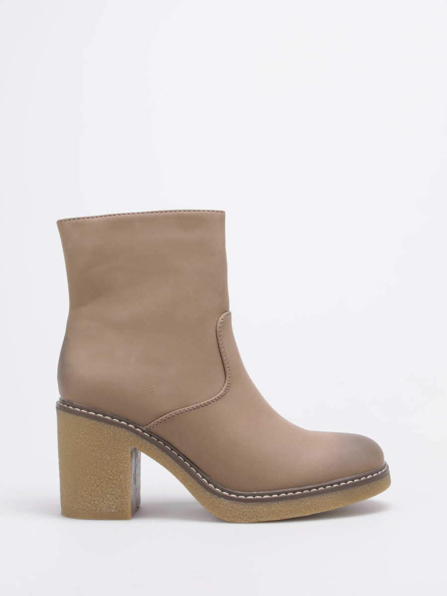 Bottines nubuck taupe à coutures contrastantes