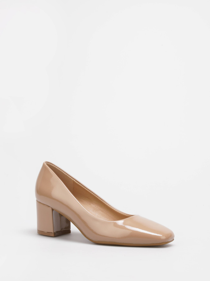 Escarpins vernis taupe à talon bloc et bout carré