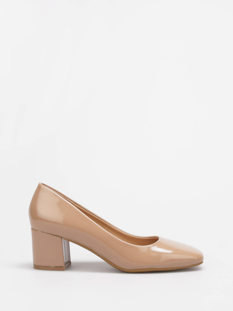 Escarpins vernis taupe à talon bloc et bout carré