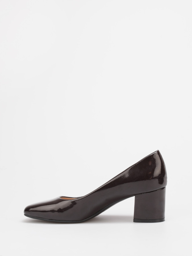 Escarpins vernis marron à talon bloc et bout carré