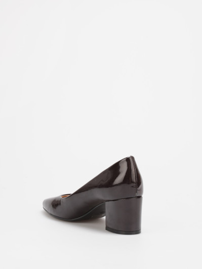 Escarpins vernis marron à talon bloc et bout carré