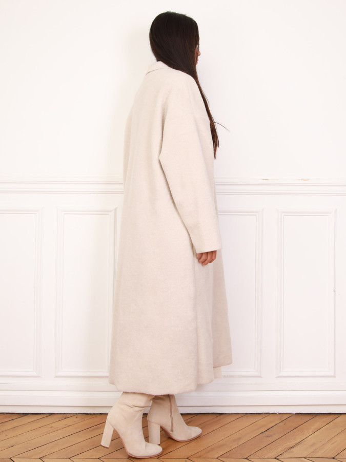 Gilet long en maille bouclette beige et à poches